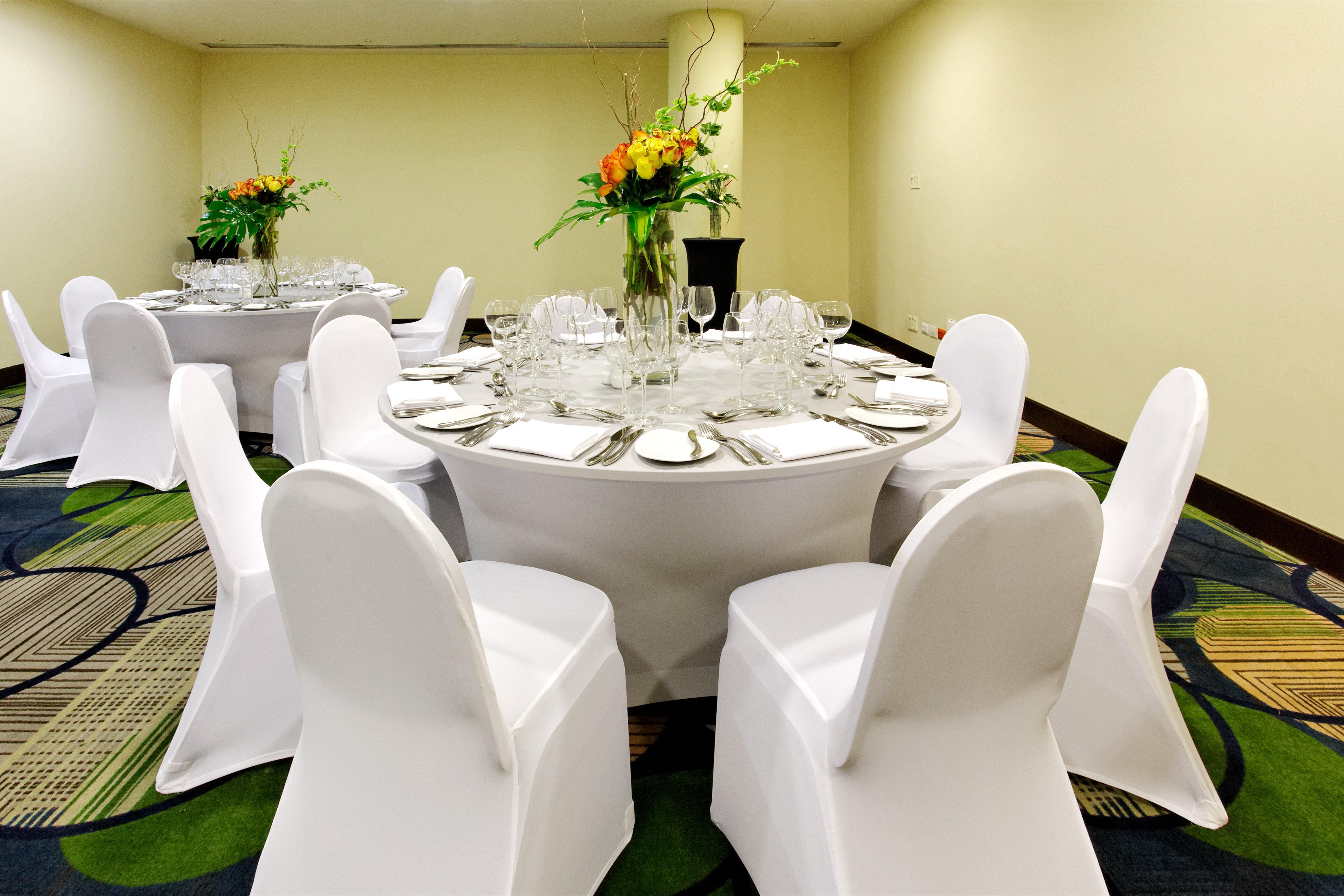 Holiday Inn Santo Domingo By Ihg Экстерьер фото A table set for a formal dinner