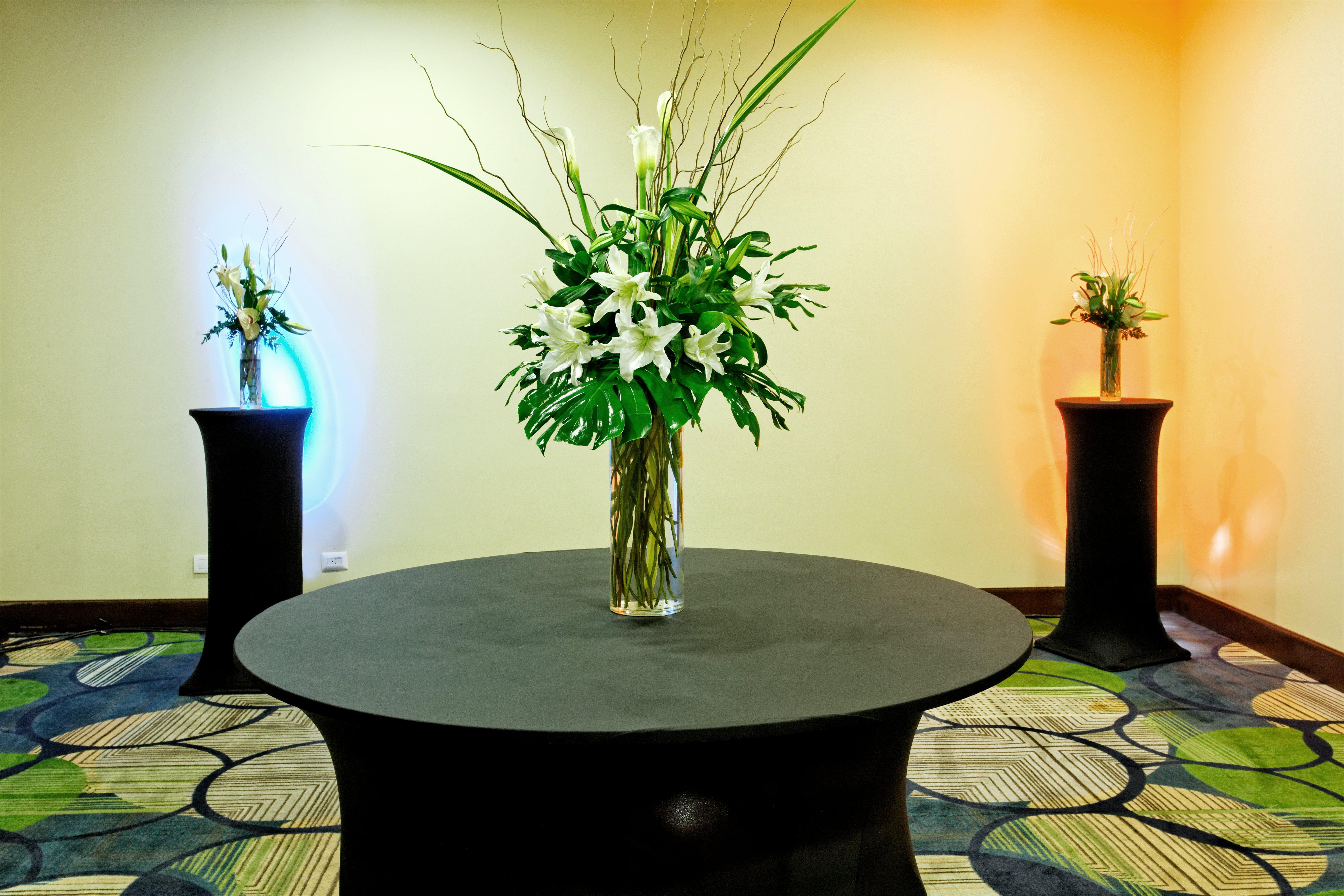 Holiday Inn Santo Domingo By Ihg Экстерьер фото A cocktail table with a flower arrangement
