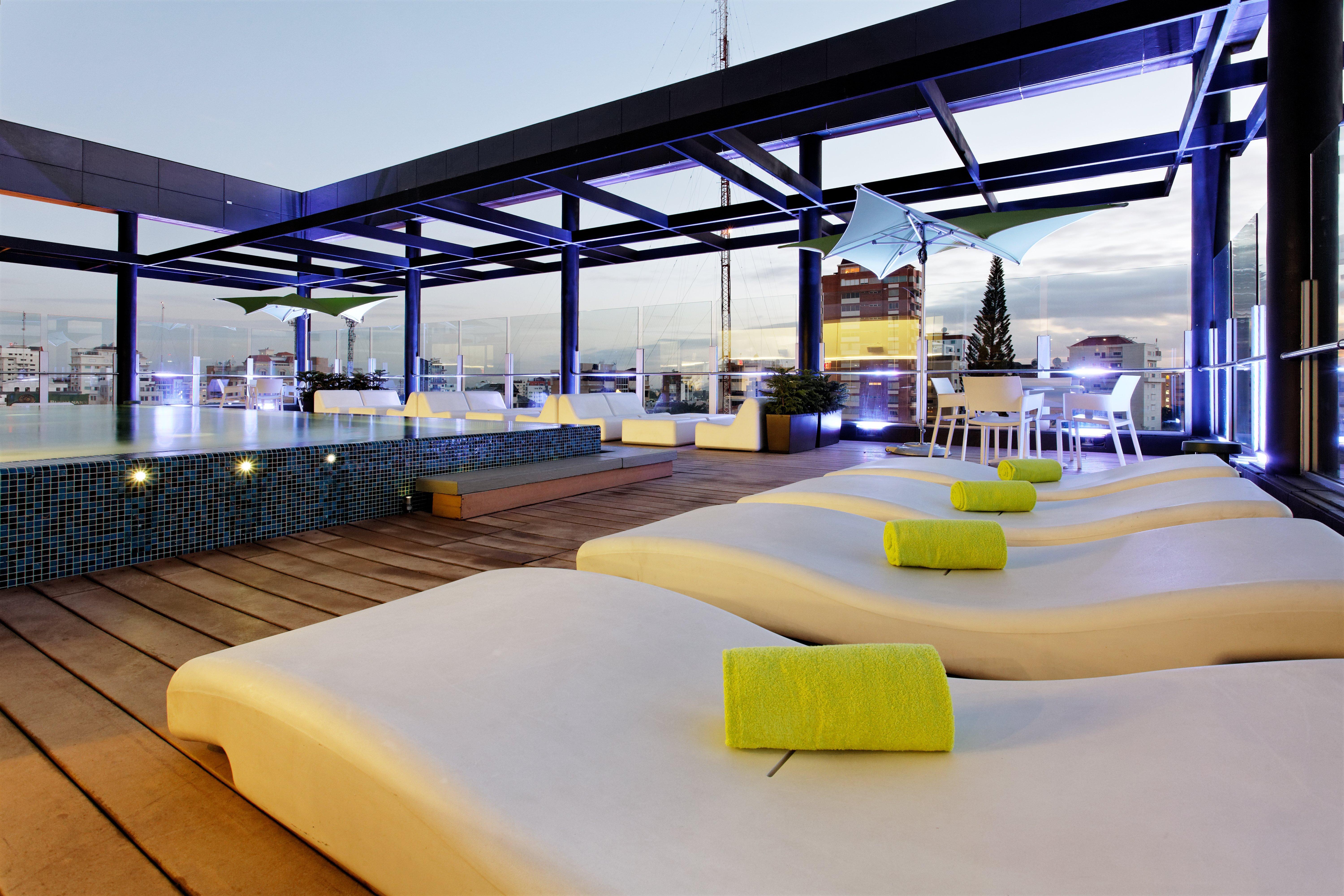 Holiday Inn Santo Domingo By Ihg Экстерьер фото The rooftop pool at the hotel