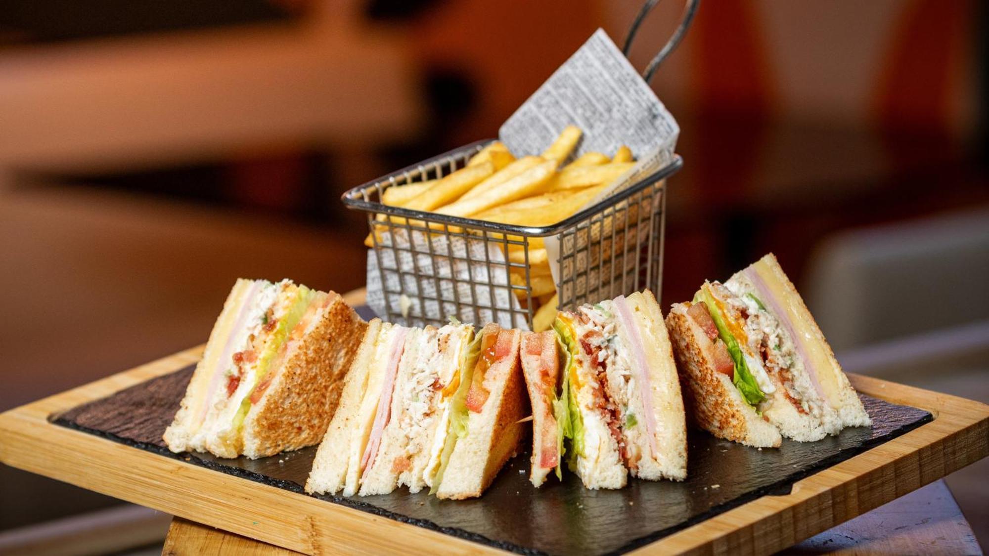 Holiday Inn Santo Domingo By Ihg Экстерьер фото A club sandwich with chips