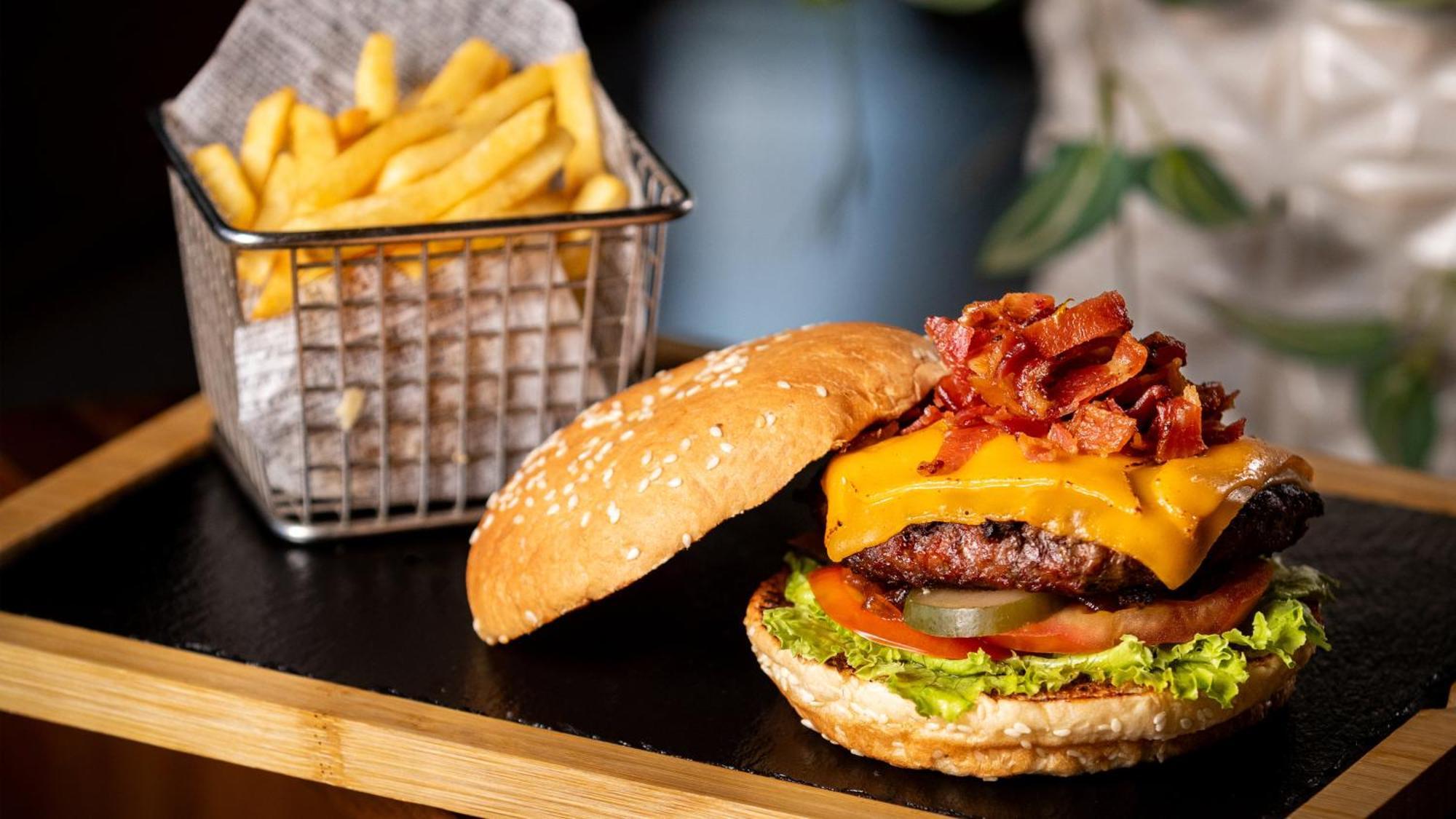 Holiday Inn Santo Domingo By Ihg Экстерьер фото A cheeseburger with bacon