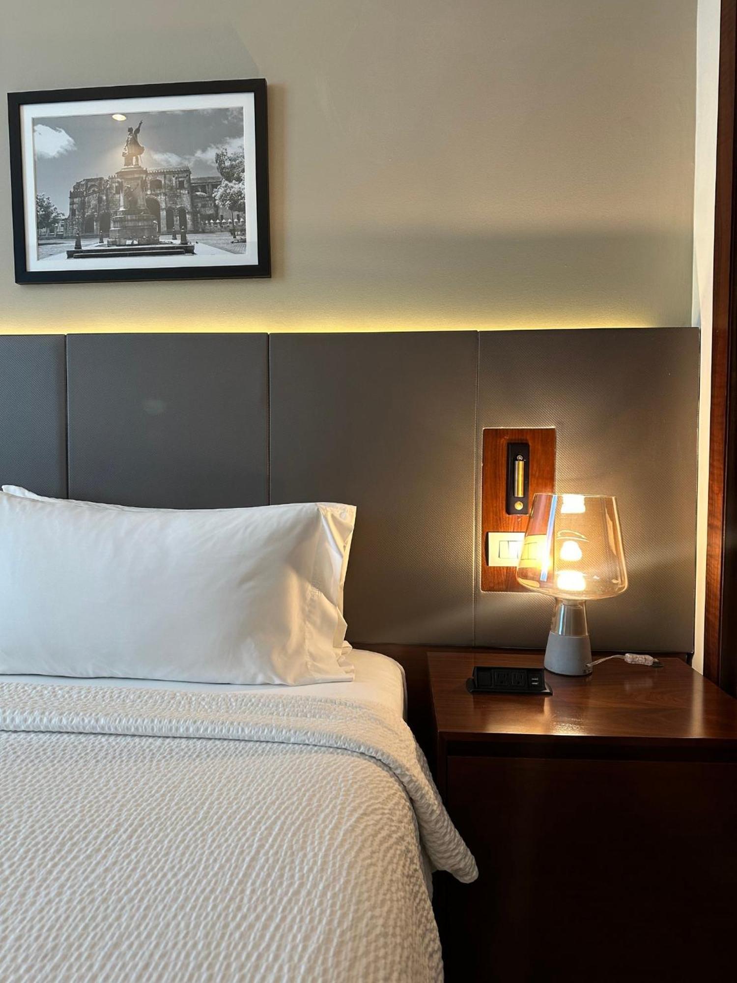 Holiday Inn Santo Domingo By Ihg Экстерьер фото A bedside table