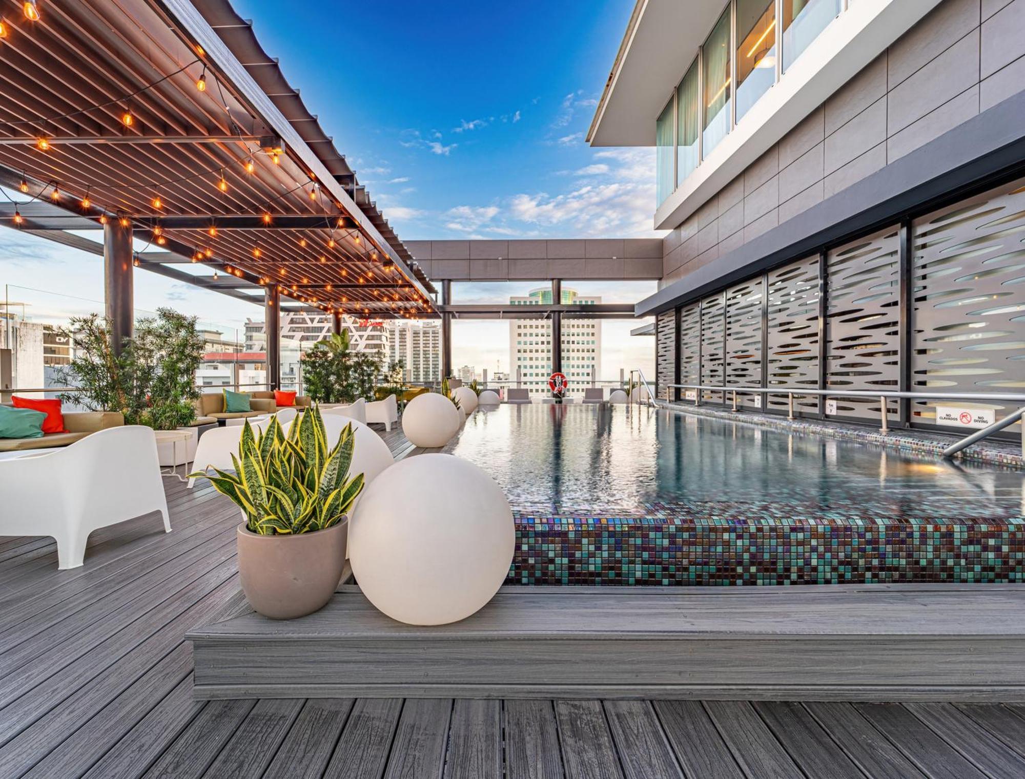Holiday Inn Santo Domingo By Ihg Экстерьер фото Rooftop pool at the hotel